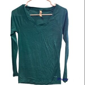 Under Armour Teal Long Sleeve Top XS | All Season Gear | Lightweight Act…